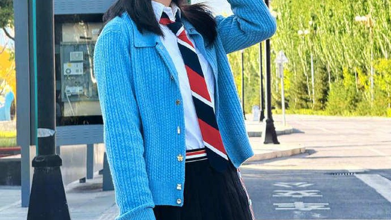 《国色芳华》路透曝光：杨紫李现片场相视而笑默契十足