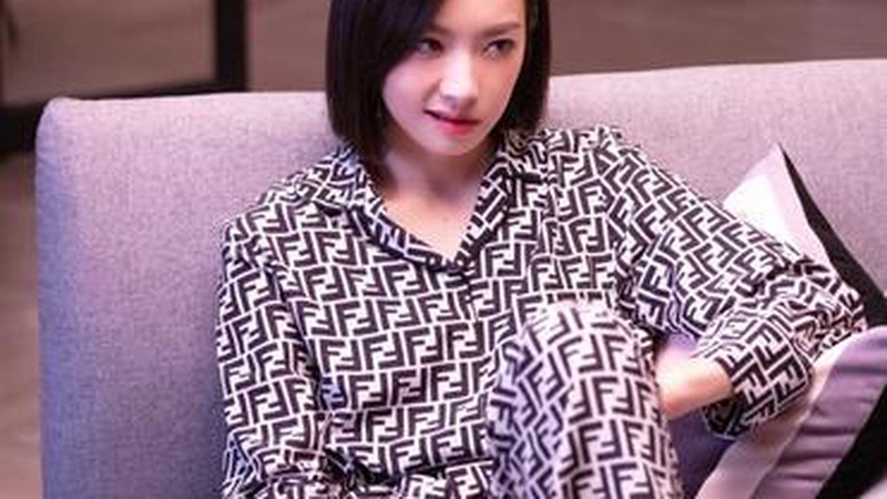 路透揭秘：宋茜片场剧本不离手专注研读获导演点赞